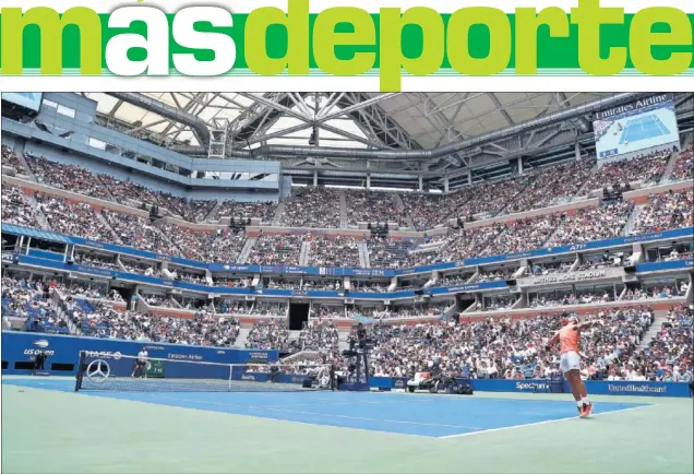  ??  ?? LLENO MATINAL. Rafa Nadal saca en un juego de su partido contra Nikoloz Basilashvi­li en el caluroso estadio Arthur Ashe, que presentó un aspecto sensaciona­l.