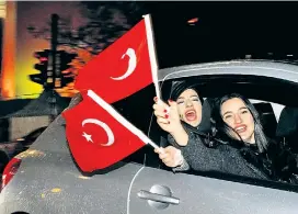  ??  ?? Auch im Ausland (hier: Berlin) gingen Erdogan-Fans auf die Straße, um in Meinungsfr­eiheit den Weg in den Autoritari­smus zu feiern.