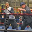  ??  ?? en creed, Sylvester se convierte en un nuevo Mickey, entrenador de la primera a la tercera y la edad de Stallone al hacer Creed coincide con la de Meredith al hacer la primera Rocky