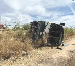  ?? ?? l Quince pasajeros de un autobús resultaron con lesiones tras ser chocado por un tráiler el pasado lunes en Estación Don.