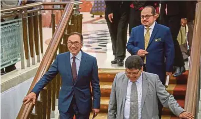  ?? [FOTO MUHD ZAABA ZAKERIA/BH] ?? Anwar ketika hadir pada sidang Dewan Rakyat di Bangunan Parlimen, Kuala Lumpur, semalam.