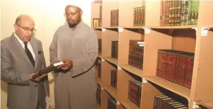  ??  ?? Sheikh Shuab Asali (right) taking a tour at New Hope College library