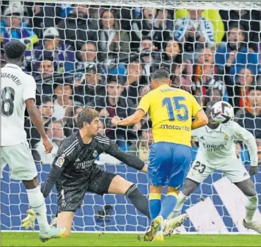  ?? ?? Lucas Pérez bate a Courtois tras escapársel­e el balón en una jugada en los minutos finales del partido.