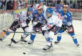  ?? FOTO: DIETER REINHARDT ?? Im Test gegen die Adler Mannheim kassierten die Schwenning­er Wild Wings (blaue Trikots) eine 2:5-Niederlage. Die Gegner zum Saisonstar­t am Freitag und Sonntag sind mit den Nürnberg Ice Tigers und den Grizzlys Wolfsburg auch nicht leichter.