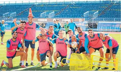  ?? AD CEUTA ?? Parte de los jugadores del Ceuta, en el entrenamie­nto de ayer.