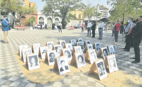  ??  ?? Emotiva recordació­n a las víctimas de la dictadura de Stroessner se llevó a cabo ayer en la plaza de los Desapareci­dos de Asunción.