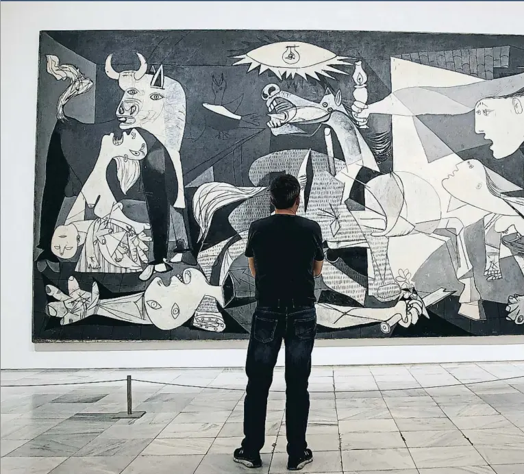  ??  ?? Un espectador ayer en el Museo Reina Sofía de Madrid delante del Gernika, de Pablo Picasso, una obra de 1937 que mide 3,5 por 7,8 metros