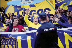  ?? Ansa ?? L’invasione Tifosi del Boca a Madrid prima della partita con il River