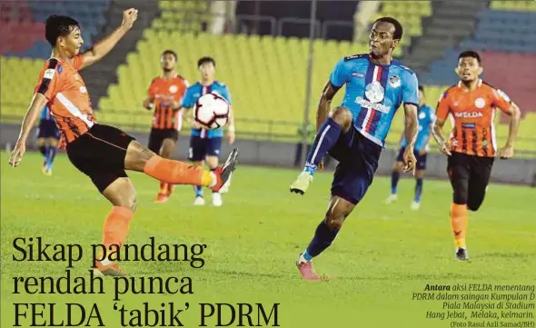 ?? (Foto Rasul Azli Samad/bh) ?? Antara aksi FELDA menentang PDRM dalam saingan Kumpulan D Piala Malaysia di Stadium Hang Jebat, Melaka, kelmarin.