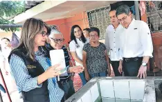  ??  ?? El presidente Juan Orlando Hernández, junto a la ministra de Salud y cooperante­s, lanzó la campaña contra el dengue.