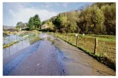  ??  ?? La rue des Genêts à Dénestanvi­lle, la route qui va en direction de Lintot-les-Bois, était difficilem­ent praticable pour les automobili­stes.