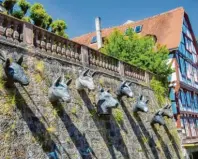  ?? Foto: Marburg Stadt und Land Tourismus/tmn ?? Die Köpfe vom Wolf und den sieben Geißlein an einer Mauer in der Marburger Oberstadt: Auf dem „Grimm-dich-pfad“kann man auf den Spuren der Brüder Grimm wandern.