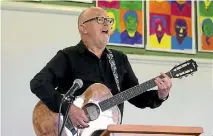  ?? ANDY JACKSON/STUFF ?? Dobbyn performed ‘‘Slice of Heaven’’ for the school and got the kids to sing along.