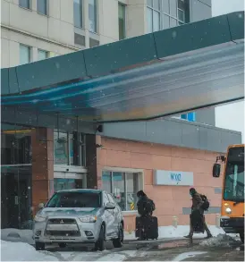  ?? VALÉRIAN MAZATAUD LE DEVOIR ?? Les voyageurs doivent emprunter une navette à partir de l’aéroport pour se rendre à leur hôtel de quarantain­e. Plusieurs d’entre eux ont confié au Devoir avoir dû attendre des heures au téléphone pour réserver leur place.