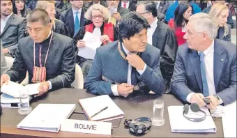  ??  ?? El presidente de Bolivia Evo Morales (c) durante los alegatos ante la Corte de La Haya.
