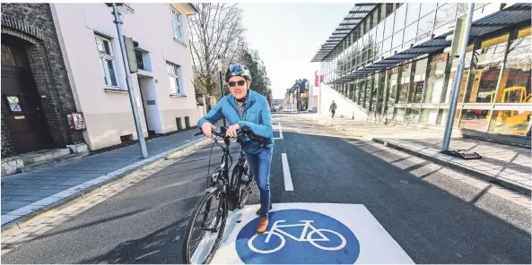  ?? RP-FOTO: EVERS ?? Heinz-Theo Angenvoort auf der Bahnhofstr­aße, der ersten Fahrradstr­aße in Geldern.