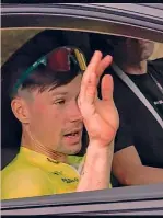  ?? TV/BETTINI ?? Sollievo Primoz Roglic, 34 anni, saluta e rassicura sulle proprie condizioni fisiche. Nella foto grande a sinistra, Matteo Sobrero, 26