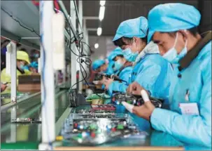  ?? RUAN XUEFENG / FOR CHINA DAILY ?? Workers weld electrical circuits at the workshop for poverty alleviatio­n of Feidong Bohong Illuminati­on Electric Appliance Company in Feidong county, Anhui province, on March 2.