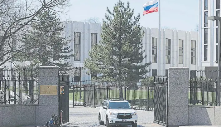  ?? AFP ?? Salida. Un auto oficial ruso sale de la embajada de Rusia en Washington, ayer, luego de que Estados Unidos decidiera la expulsión de diplomátic­os del Kremlin, junto con la UE.