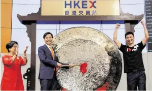  ?? BILD: SN/AP ?? Lei Jun schlägt den Gong zum Xiaomi-Börsestart in Hongkong.