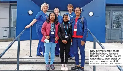  ?? HYWEL DDA UNIVERSITY HEALTH BOARD ?? New internatio­nal recruits Nabitha Kabeer, Sanyana Devassy and Roshni Roy are welcomed to West Wales by current members of staff.