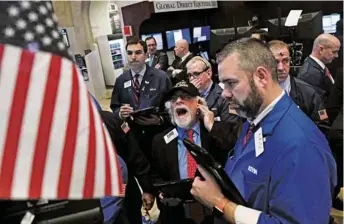  ?? (BRENDAN MCDERMID/REUTERS) ?? L’indice Dow Jones a dépassé la barre des 21 000 points mercredi à la suite du discours de Donald Trump.