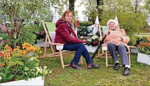  ??  ?? Wegen des für eine knappe Stunde dort blühenden Gärtchens kamen Elke Seidel (links) und Brigitte Dittmar am Sonntag auf den Petersberg. Pflanzkübe­l und Gartenstüh­le bereisten vier Stationen, um auf die Bundesgart­enschau aufmerksam zu machen, die am ....