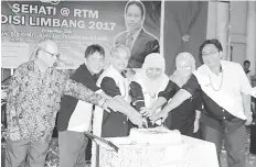  ??  ?? PAULUS (tiga kiri) memotong kek sambil disaksikan Ahmad (dua kiri), Faridah (empat kiri), Selamat (kanan) pada Pertanding­an Juran Kugiran sempena Program Sehati@RTM di Limbang.