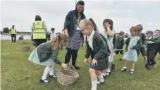  ?? ?? William Law primary school pupils picking potatoes.