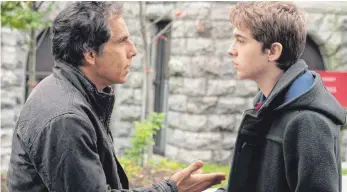  ?? FOTO: WELTKINO ?? Brad (Ben Stiller, links) begleitet seinen Sohn Troy (Austin Abrams) an seine ehemalige Universitä­t. Die Reise in die eigene Vergangenh­eit