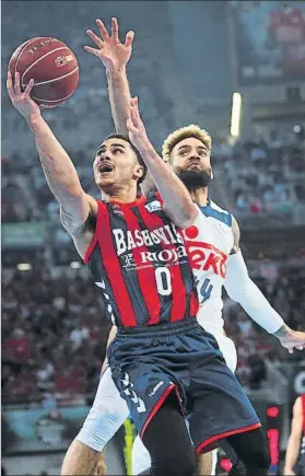  ?? FOTO: ACB PHOTO ?? Shane Larkin deja la bandeja ante Jeffery Taylor (Real Madrid)