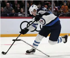  ?? FOTO: LEHTIKUVA/MARKKU ULANDER ?? Patrik Laine satte in tre mål i matchen mellan Winnipeg och Florida i Helsingfor­s.