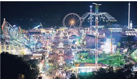 ?? FOTO: DPA ?? Nachts erstrahlt das Münchner Oktoberfes­t mit seinen Fahrgeschä­ften fast wie Las Vegas – entspreche­nd hoch ist der Stromverbr­auch.