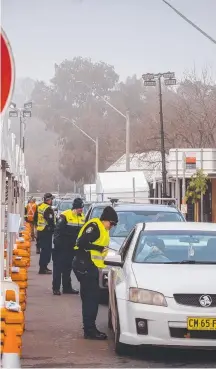  ?? Picture: SIMON DALLINGER ?? Police speak to drivers at the Albury-Wodonga border crossing checkpoint on Friday.