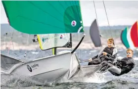  ?? BILD: SN/OESV/ORSINI ?? Keanu Prettner und Jakob Flachberge­r testen ihr neues Boot intensiv bei den Ozeanienme­isterschaf­ten.