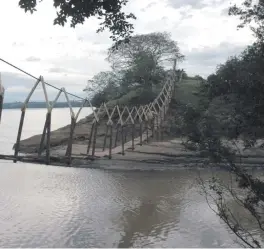  ?? ?? El puente colgante que fue utilizado durante más de cien años por la comunidad Yaguarazap­á, actualment­e distrito de Capitán Meza.