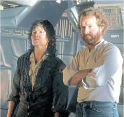  ??  ?? Weaver junto al director Ridley Scott en el rodaje