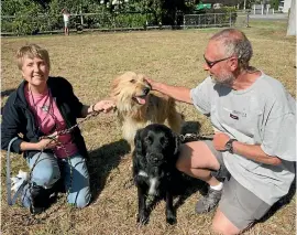  ?? NIKKI MACDONALD/ STUFF ?? Redwood Valley lifestyle block owners Judi and Dan Curry fled with their two dogs Chance and Finn, but were worried about the animals they had to leave behind, which faced a critical shortage of water.