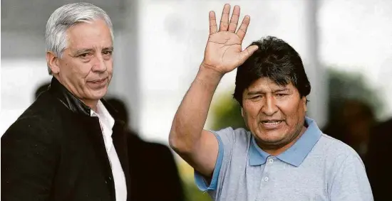  ?? David de la Paz - 12.nov.19/Xinhua ?? Álvaro García Linea, à esq., e Evo Morales ao desembarca­rem na Cidade do México