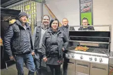  ?? FOTO: SARAH SCHLEIBLIN­GER ?? Die fünf „Grillrabau­ken“(von links): Sebastian Burschey, Christian Haas, Nicole Braig, Werner und Benni Amann