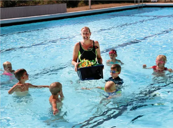  ?? Bild: JOHANNA ULRIKA ORRE ?? LEKFULLT. För att vänja barnen vid att få vatten i ansiktet kastar simläraren Susanne Peter ut plastsköld­paddor som barnen får plocka upp från botten.