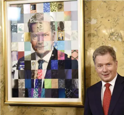  ?? FOTO: LEHTIKUVA/HEIKKI SAUKKOMAA ?? President Sauli Niinistö framför det officiella presidentp­orträttet. Porträttet kommer att hänga i statsrådsb­orgen men kan ses i Ateneum i sommar.