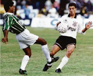  ?? Ormuzd Alves - 12.jun.93/folhapress ?? O meia Mazinho, do Palmeiras, disputa bola com volante Marcelinho Paulista, do Corinthian­s, no Paulista de 1993; à época, times podiam usar meiões iguais