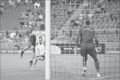  ??  ?? Sebastien Haller (l) kopt de gelijkmake­r binnen. (Foto: De Telegraaf)