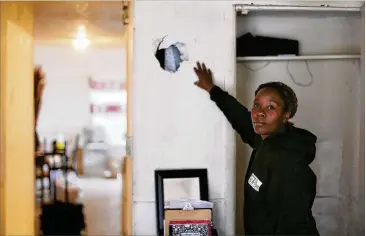  ?? BOB ANDRES PHOTOS / BANDRES@AJC.COM ?? Forest Cove maintenanc­e workers have yet to fix Madrika Gray’s apartment after a December 2017 pipe burst destroyed her furniture. The hole in the wall was caused by the leak.