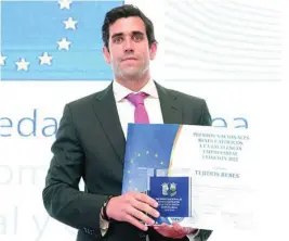  ?? ?? Andrés Castelltor­t recoge el premio para Tejidos Rebés