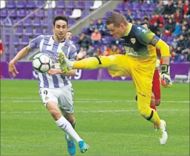  ??  ?? ATENTO. Alberto abandona su portería para despejar el balón que perseguía Mata.