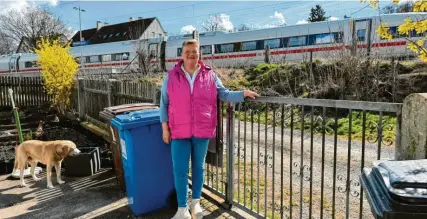  ?? Foto: Stefan Foag ?? Tanja Arndt vor dem Haus im Neusässer Stadtteil Westheim, das sie gemietet hat. Schon jetzt fährt hier der ICE vorbei.