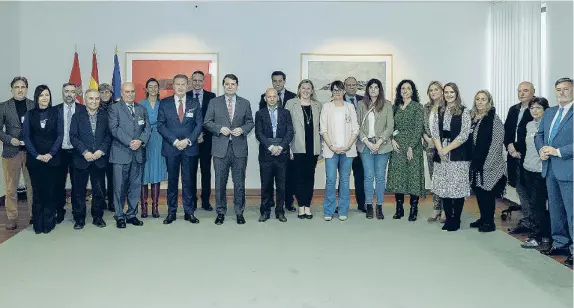  ?? JCYL ?? Foto de familia del presidente Fernández Mañueco y la consejera Isabel Blanco con representa­ntes de las entidades y asociacion­es del sector