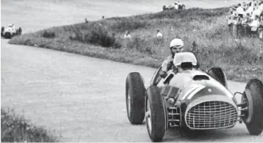  ?? Foto: dpa ?? Der Italiener Alberto Ascari gewinnt 1951 das Formel-1-Rennen.